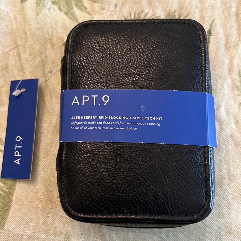 Apt 9 Travel Tech Kit Brand New Purse